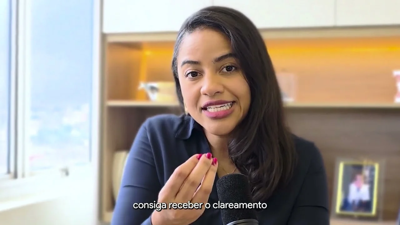 Dra. Paula explicando o clareamento dental no consultório