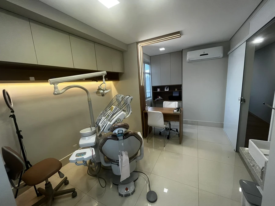 Sala de atendimento com cadeira odontológica e luz natural