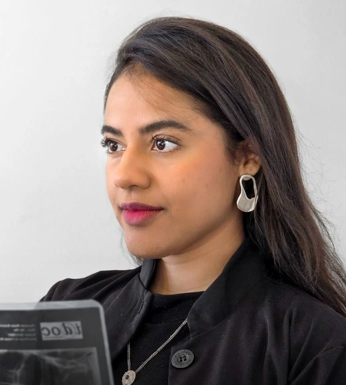 Paula avaliando exames para um planejamento odontológico